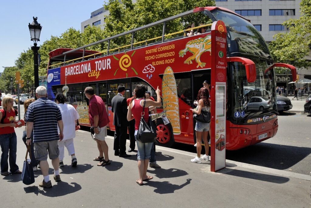 Personas esperando en la parada del bus turístico