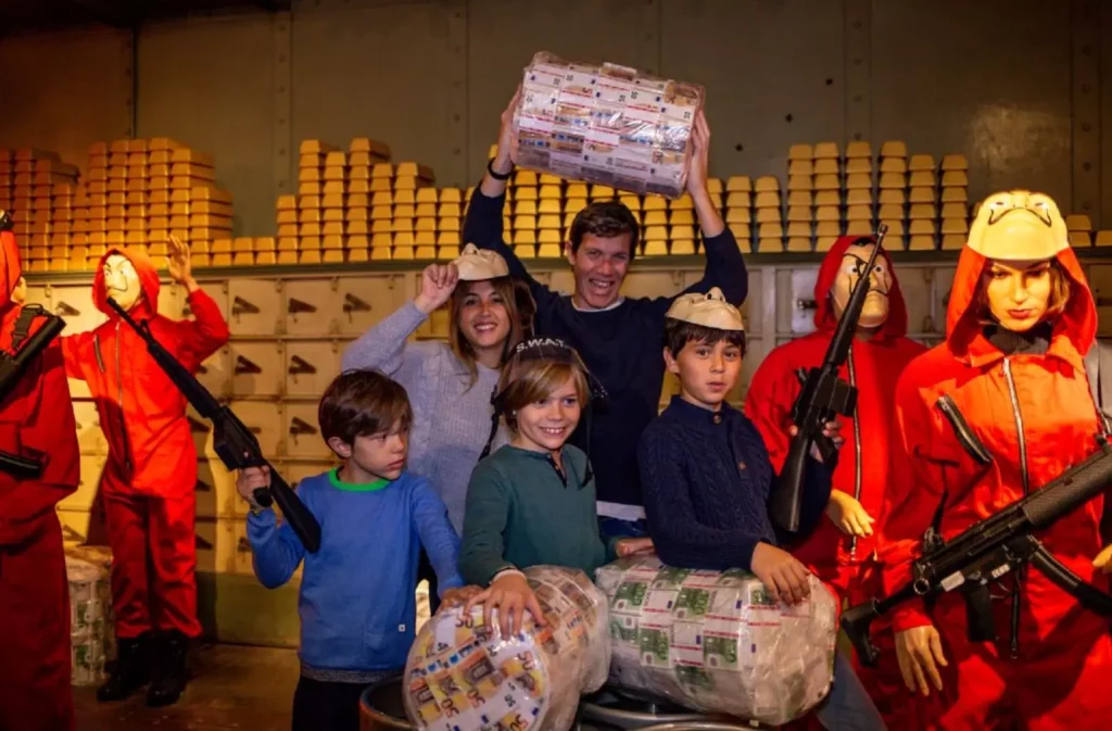 Familia disfrutando del escenario de La Casa de Papel 