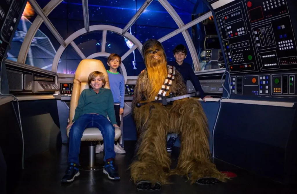 Niños tomándose fotos en el escenario de Star Wars