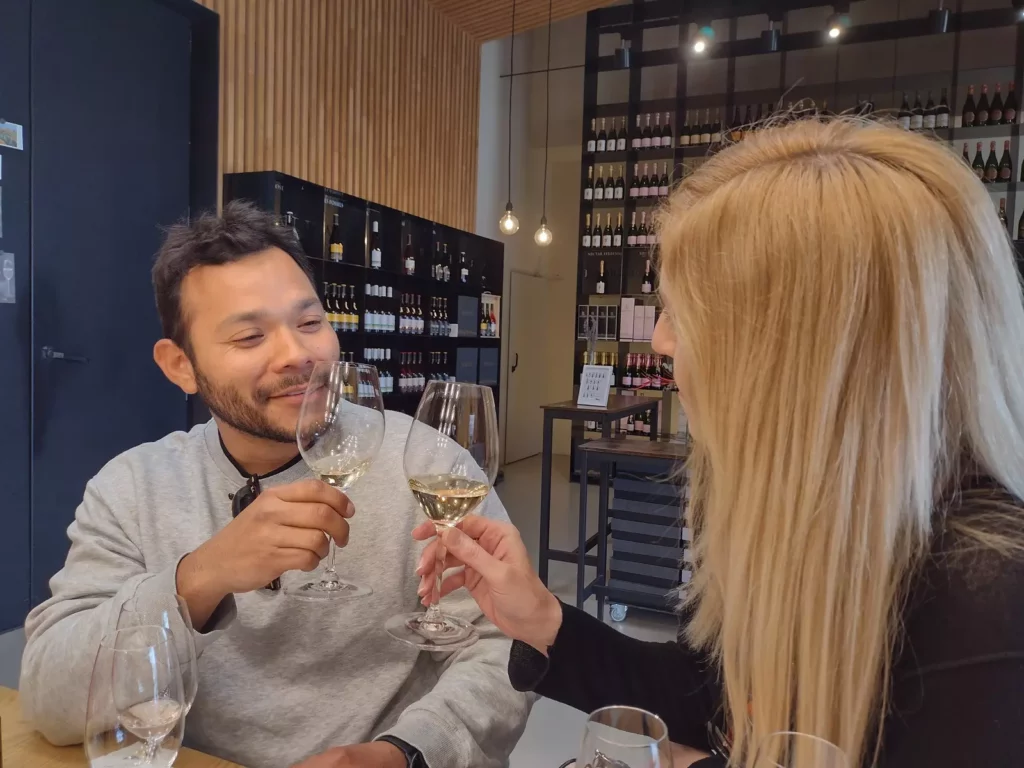 Pareja degustando vinos